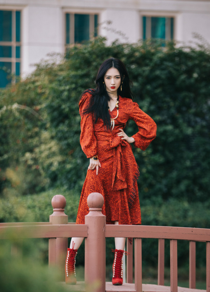 孟美岐美得很高调，穿蓝色轻纱裙配透视短靴，22岁尽显优雅高贵