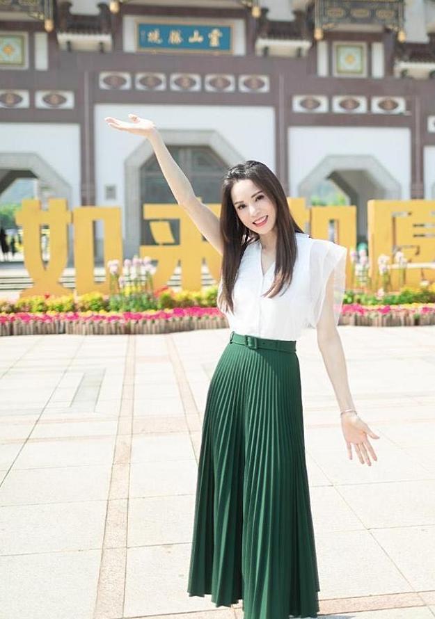为何女团都爱“百褶裙”？跟着明星学这3种穿搭，好看又撩人