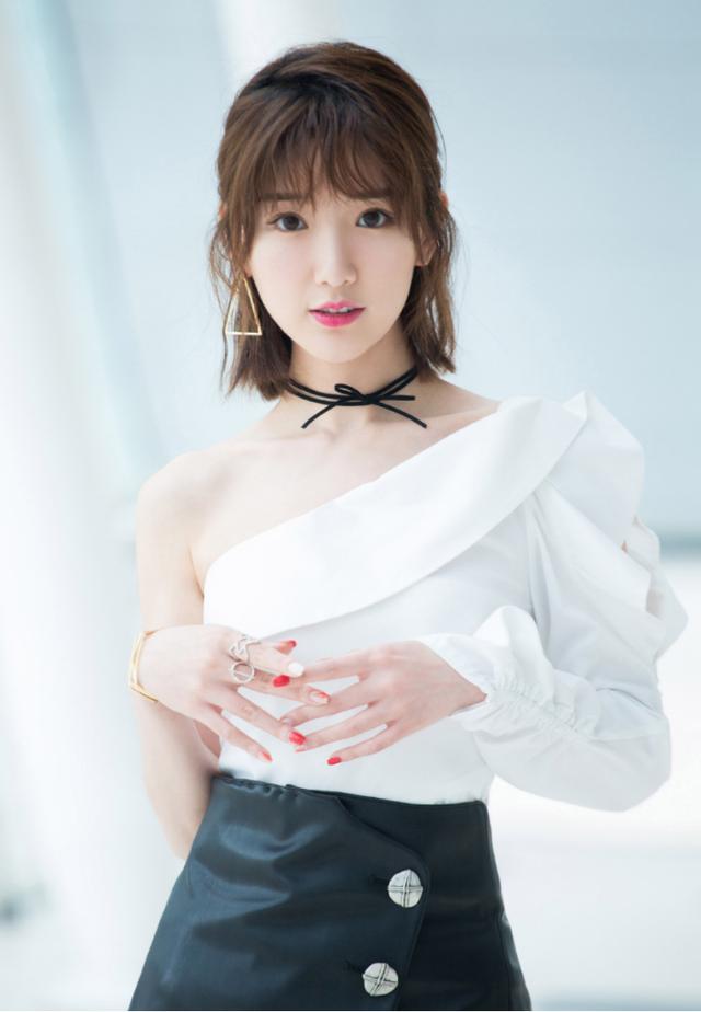 毛晓彤肩线挺美，穿斜肩装自信秀身材，脚踩高跟鞋比例让人羡慕