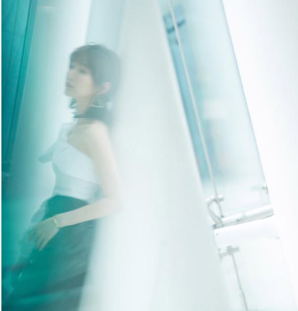 毛晓彤肩线挺美，穿斜肩装自信秀身材，脚踩高跟鞋比例让人羡慕