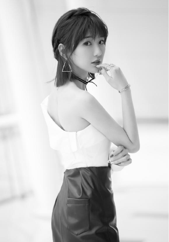 毛晓彤肩线挺美，穿斜肩装自信秀身材，脚踩高跟鞋比例让人羡慕