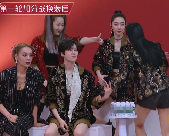 《乘风破浪》王霏霏遭宁静冷眼对待太尴尬，两人隐藏矛盾不可避免