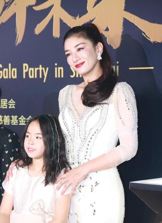 黄奕携女儿走红毯，受访表示对前夫黄毅清被判15年没感觉