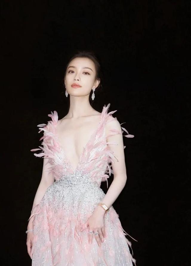 赵丽颖的吸睛锁骨，光靠瘦还不够