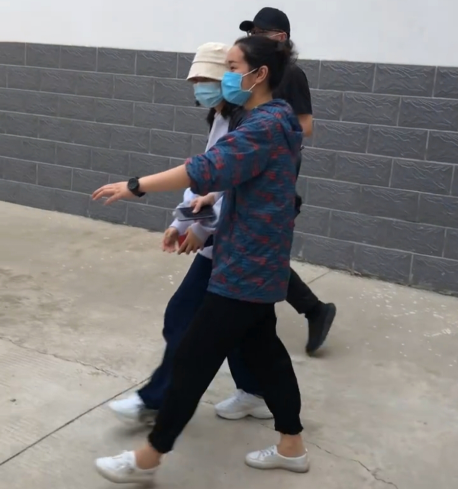 官方否认张子枫搞特权，称高考结束一个小时后才开车进去，网友们又炸锅了