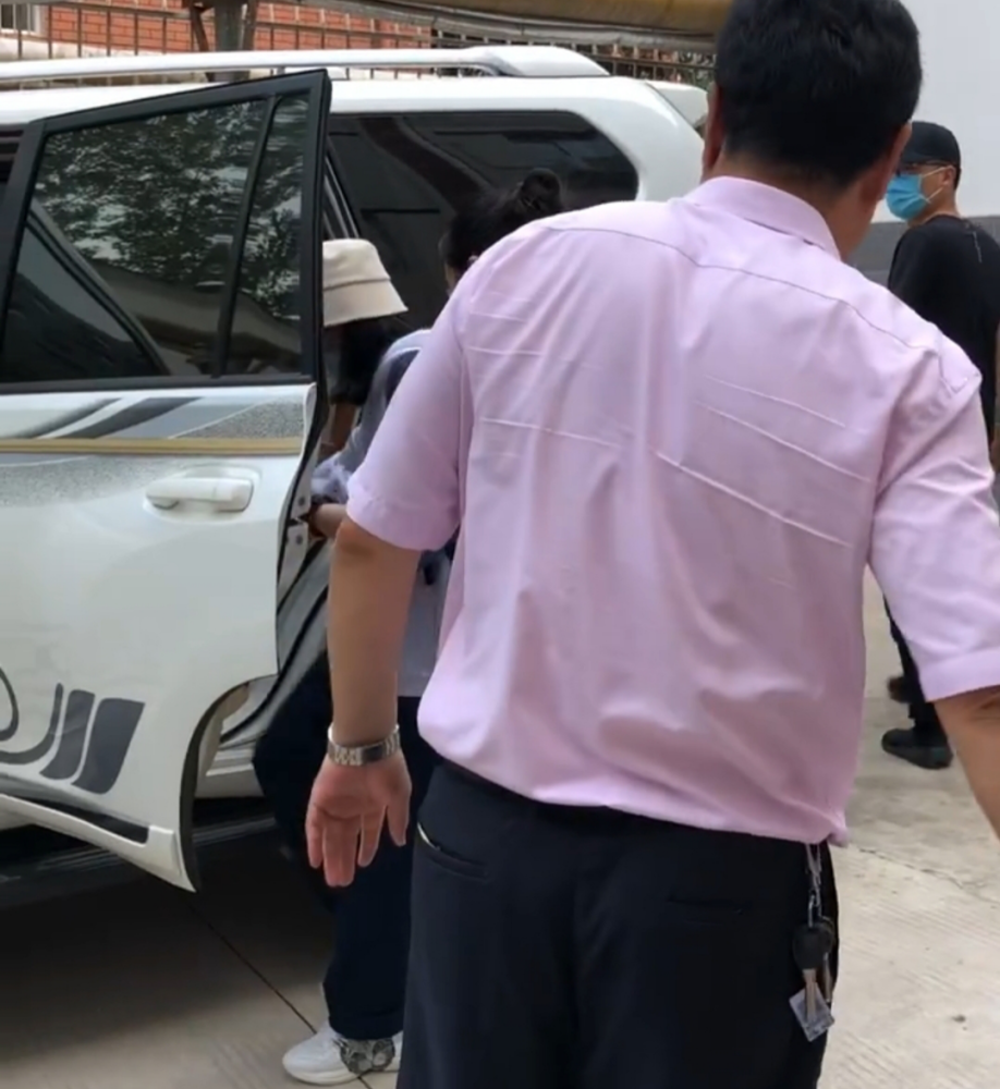官方否认张子枫搞特权，称高考结束一个小时后才开车进去，网友们又炸锅了