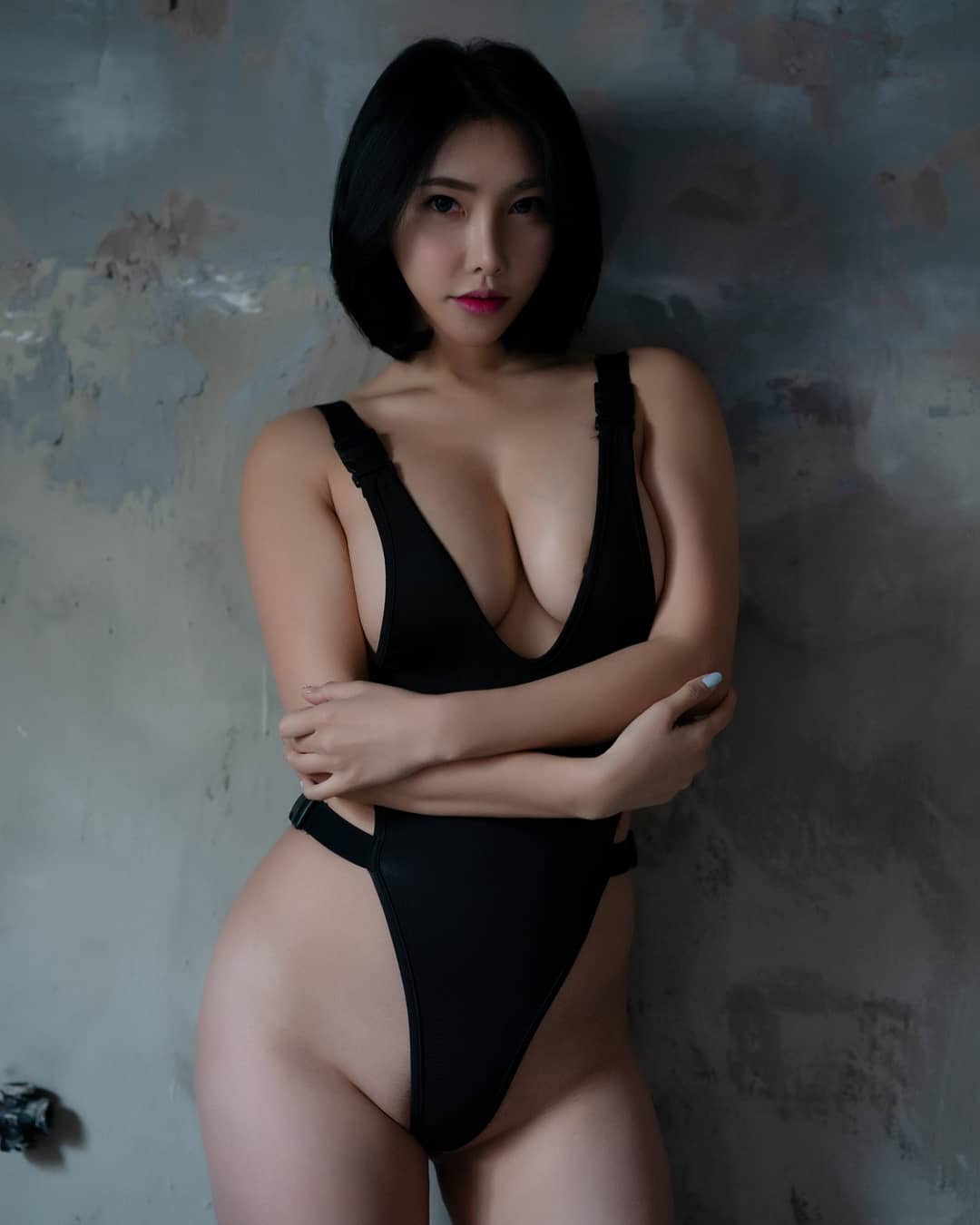 美艳小姐姐「윤체리」中路大开辣露浑圆北半球紧身穿搭「极品弧线」完美凸显