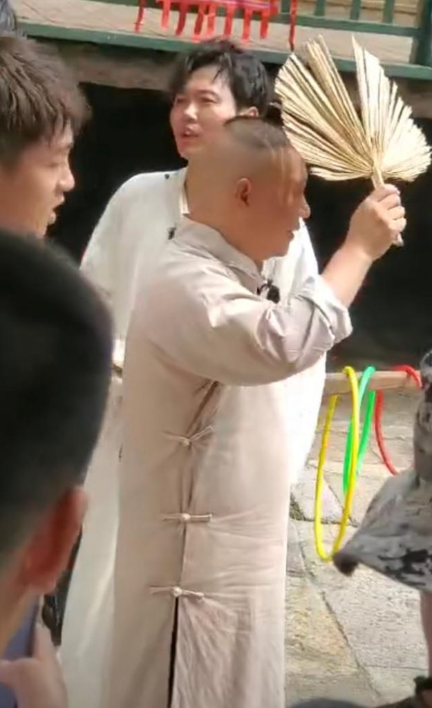 德云社现场卖艺问观众要钱，顶着烈日险中暑，费力吆喝显无奈
