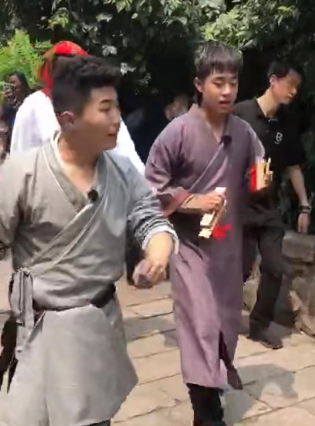 德云社现场卖艺问观众要钱，顶着烈日险中暑，费力吆喝显无奈