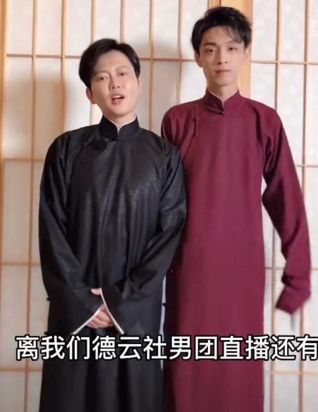 德云社现场卖艺问观众要钱，顶着烈日险中暑，费力吆喝显无奈