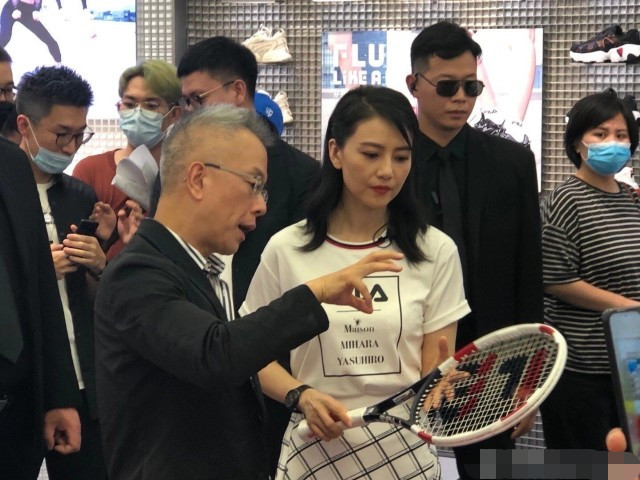 41岁高圆圆商场亮相被包围，路人镜头曝光真实颜值