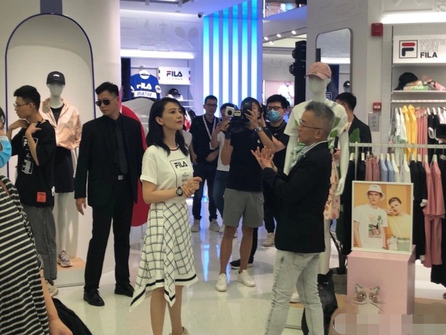 41岁高圆圆商场亮相被包围，路人镜头曝光真实颜值