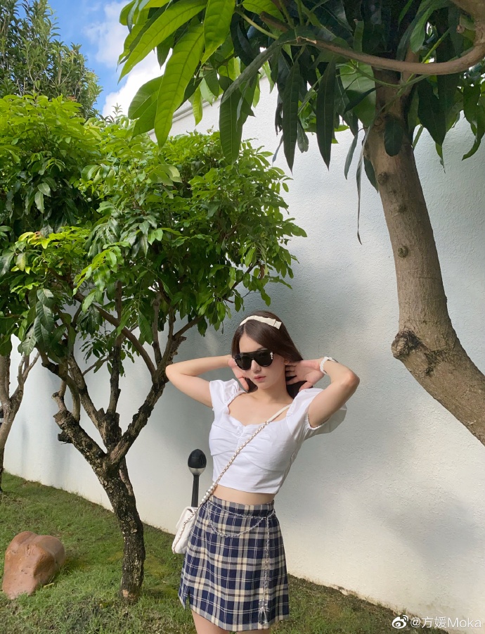 天王嫂方媛晒夏日穿搭 花式摆pose活力十足