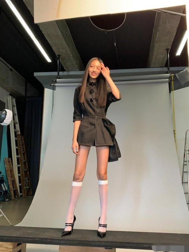任达华女儿快满16岁，穿泳装跟吊带裙秀超模身材，美过不少女星