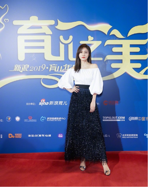 刘芸穿“透亮”半裙出镜，腰身曲线窈窕迷人，美得不像奔四的人