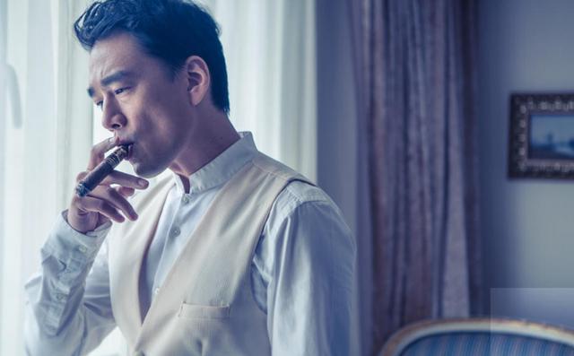娱乐圈第一富豪：拉黑佟丽娅，抢夺张含韵，却独宠妻子19年！