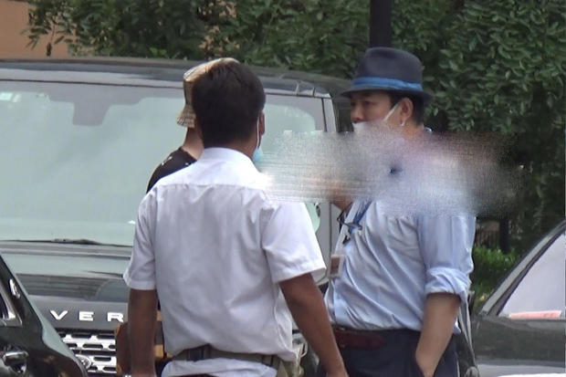 耍大牌？张铁林酒店乱停车 插兜与保安争执不挪车