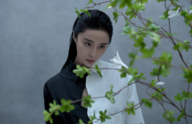 范冰冰晒照感谢朋友祝福，无名指鸽子蛋钻戒戒镜，疑与李晨已复合