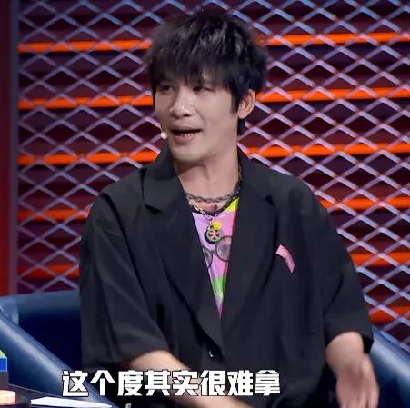 郑爽上《脱口秀》被指没文化，讲评全程敷衍，最后干脆踩凳玩手