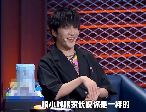 郑爽上《脱口秀》被指没文化，讲评全程敷衍，最后干脆踩凳玩手