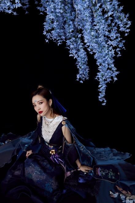 金莎姥姥妆太可了！绝美的星月眼妆气场十足