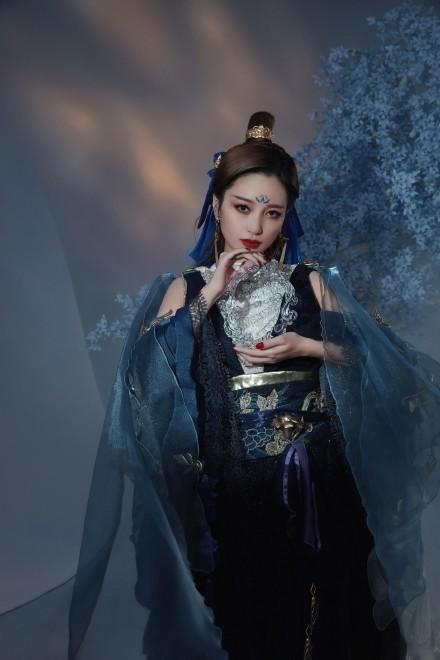 金莎姥姥妆太可了！绝美的星月眼妆气场十足