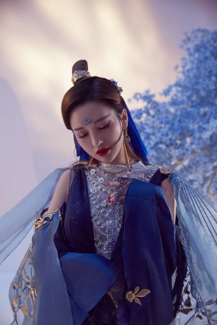 金莎姥姥妆太可了！绝美的星月眼妆气场十足