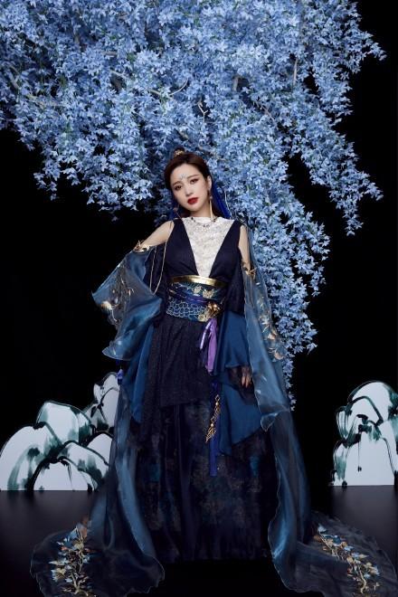 金莎姥姥妆太可了！绝美的星月眼妆气场十足