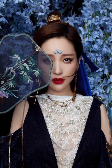 金莎姥姥妆太可了！绝美的星月眼妆气场十足