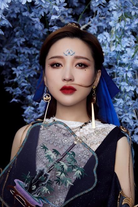 金莎姥姥妆太可了！绝美的星月眼妆气场十足