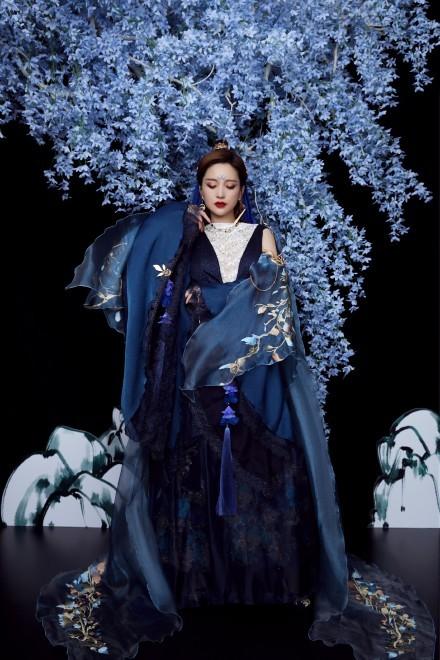 金莎姥姥妆太可了！绝美的星月眼妆气场十足