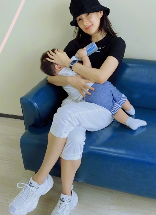章子怡分享儿子第一次叫妈妈，汪峰视角下的母子俩玩亲亲，超有爱