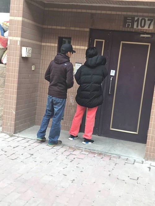 王菲去前夫李亚鹏家被拍，传出分手消息，谢霆锋晒情侣戒指否认