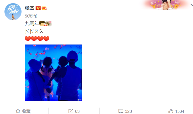 张杰谢娜结婚九周年，张杰晒一家四口海洋馆游玩照，一人抱一娃画面温馨