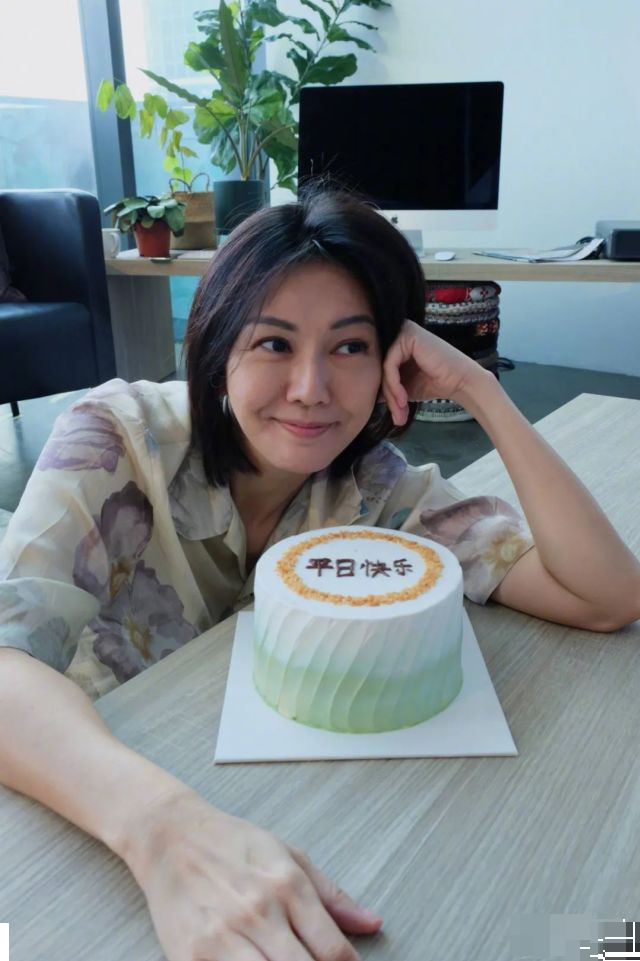 42岁还跟20岁没有任何区别，这位少年感美人天赋异禀