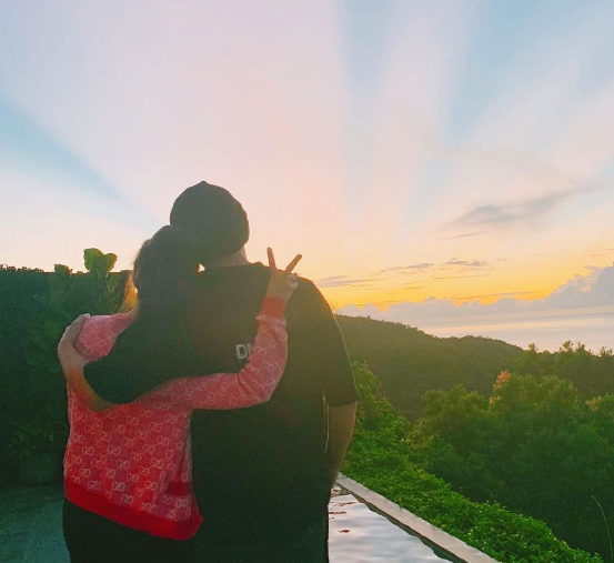 周杰伦一家四口坐游轮看海豚，昆凌搂着女儿不忘牵儿子小手，超暖