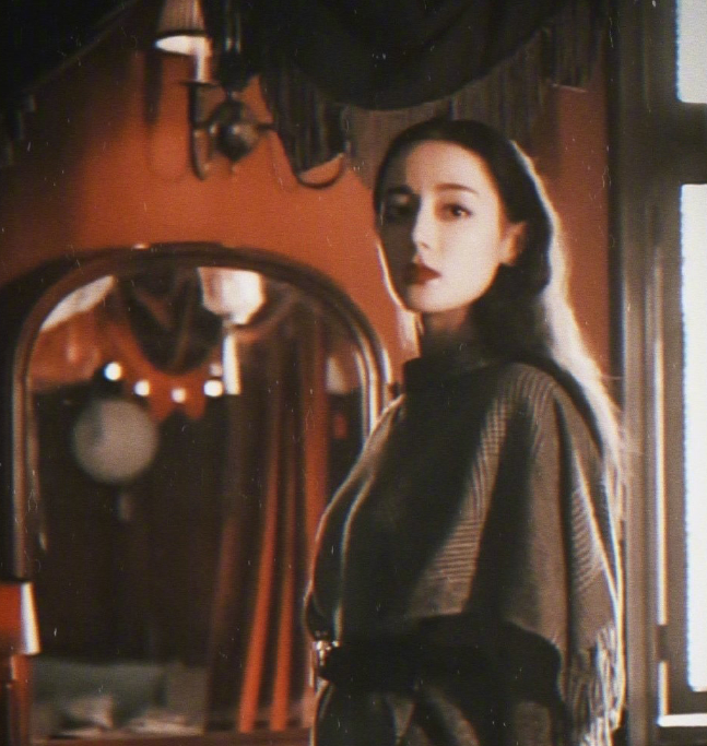 迪丽热巴首次挑战“女巫”造型，高贵典雅充满女王气质，太绝美了