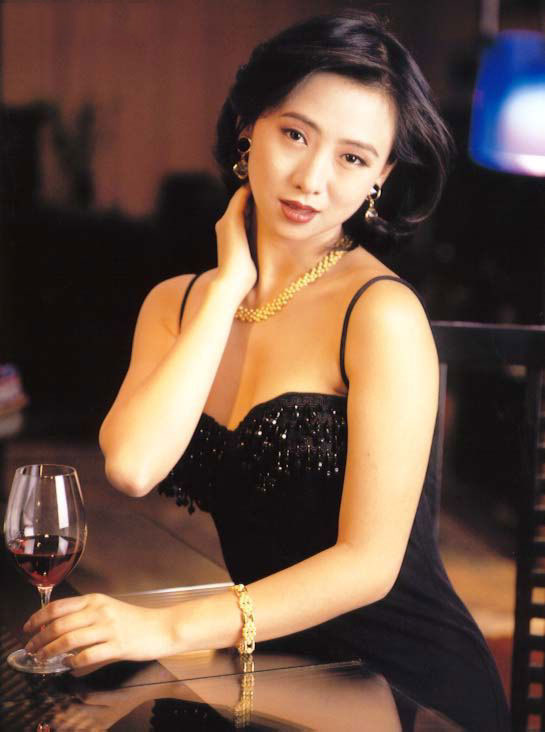 52岁翁虹走穴商演，穿紧身裙小腹太突出！昔日亚洲小姐身材走样