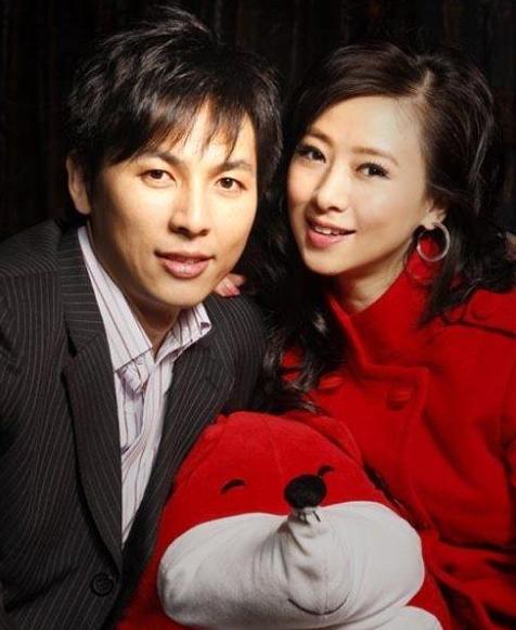 52岁翁虹走穴商演，穿紧身裙小腹太突出！昔日亚洲小姐身材走样