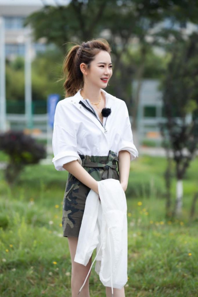戚薇才是霸道女总裁，精致服装凸显好身材，利落高马尾时尚感满满