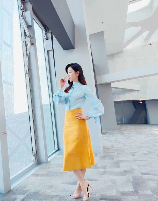 “央视主持人”李思思晒美照！穿古风裙秀细腰，颜值吊打小花旦