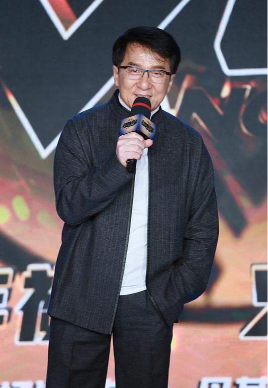 成龙成情怀电影被批尬，又被曝搭张晋小鲜肉？今“接力棒”传递难