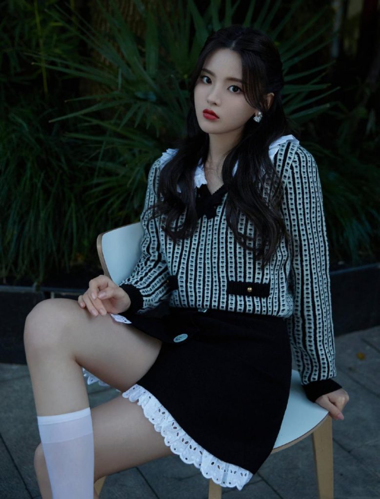 谁说穿丝袜才有女人味？看杨超越穿短裙配儿童袜，照样很撩人