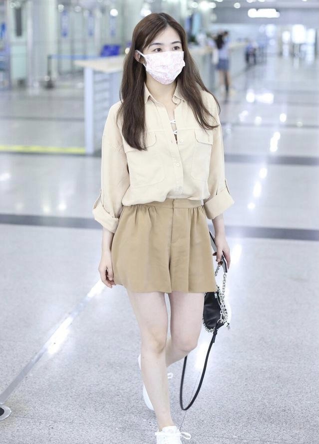 张含韵又美出少女感了！一身抹胸刺绣纱裙，温婉动人仙气飘飘