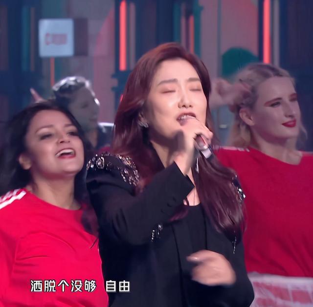 芒果晚会搞事！娜扎张翰同台，李佳琦皮肤爆痘，王鸥灰绿美瞳诡异