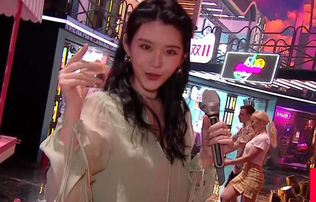 芒果晚会搞事！娜扎张翰同台，李佳琦皮肤爆痘，王鸥灰绿美瞳诡异