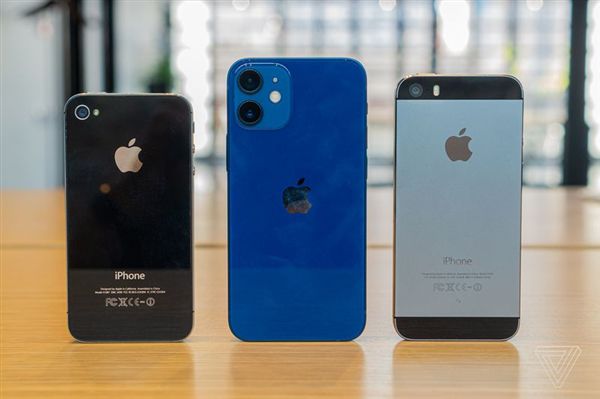 iPhone 12 mini、12 Pro Max真机对比图赏：尺寸直观感受下