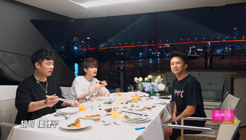 《哈哈哈哈哈》一开录为何满满“鸡条”味道，看总导演是谁就明白