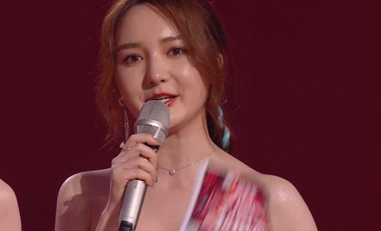 芒果晚会怼脸镜头：吴昕满脸油光，钱枫肥肉堆积，郁可唯痘坑明显