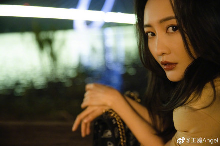 王鸥涂红唇撩发回眸 尽显迷人气质！